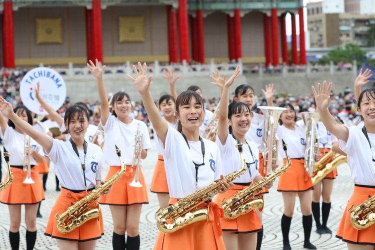 橘高校在演出時向現場觀眾揮手打招呼。鄭孟晃攝