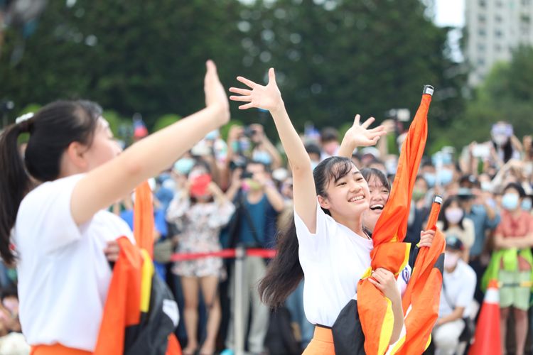 網友們紛紛留言感謝活潑又可愛的「橘色惡魔」們。鄭孟晃攝