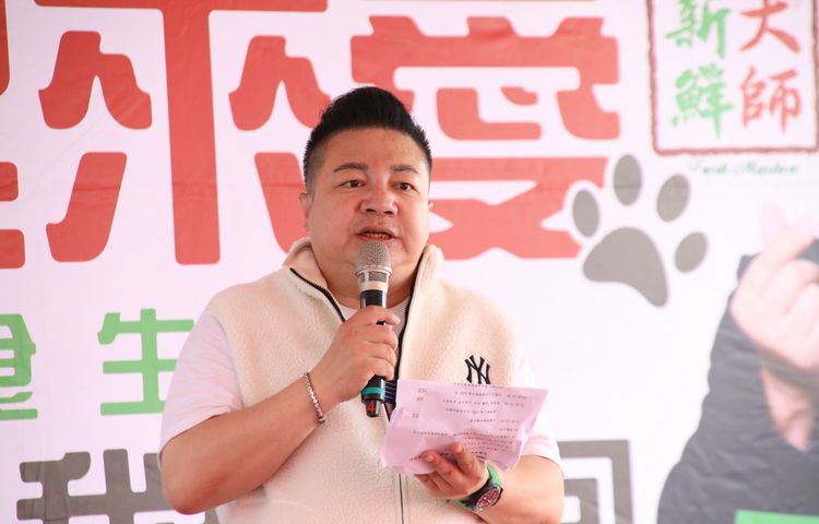 董至成自嘲鼻子打太多玻尿酸，臉上像掛生殖器。鄭孟晃攝