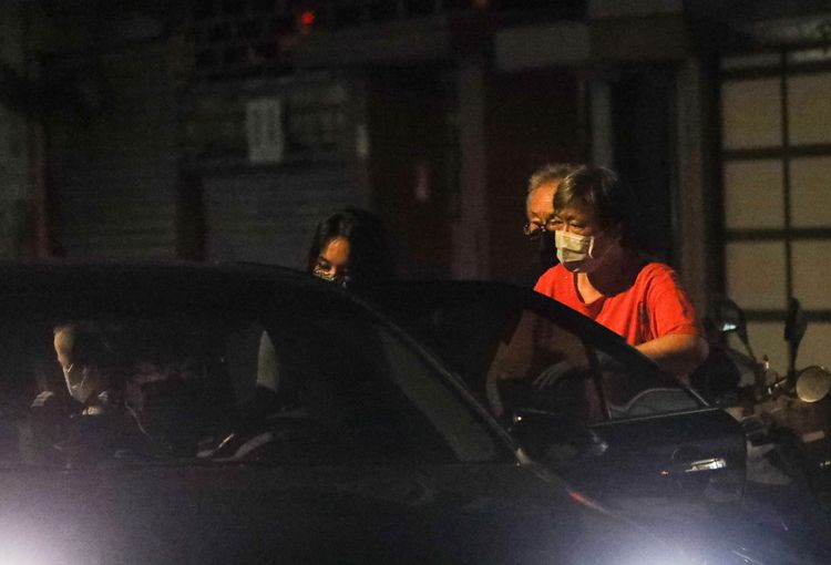 高毓璘從長輩住處接手兒子。鄭孟晃攝