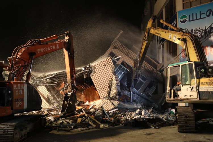 玉里大樓倒塌現場連夜拆除。鄭孟晃攝