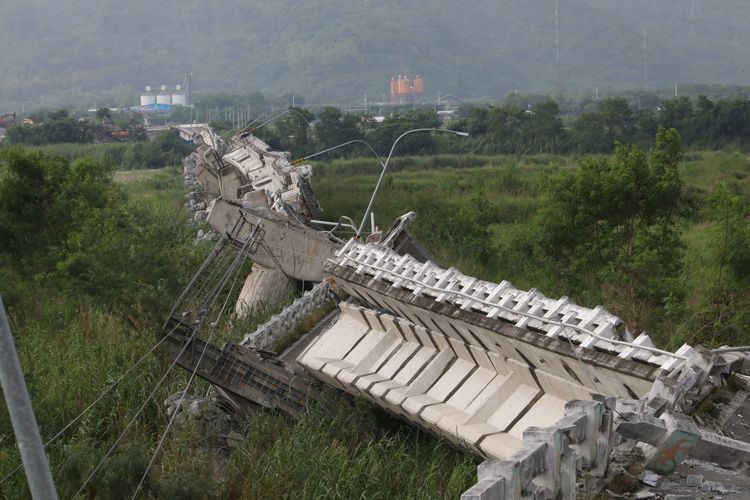 918強震毀損花東鐵道橋樑，台鐵正加緊搶修。資料畫面