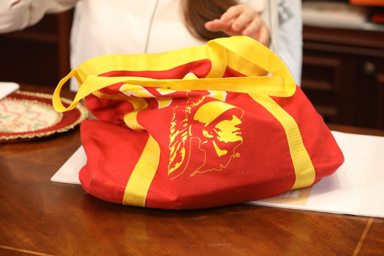 李婉鈺大方分享自己平常帶的東西，鄭孟晃攝