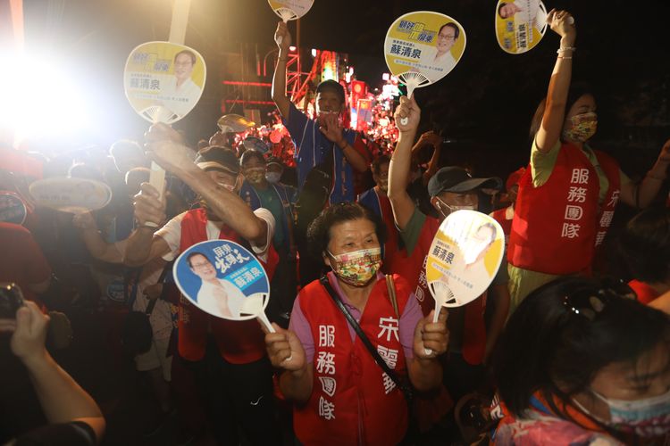 蘇清泉競選總部今晚在屏女前封街造勢。羅琦文攝