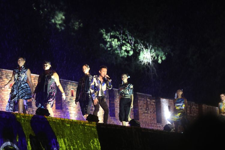 《海角七號》男主角「阿嘉」范逸臣登上古城演唱。羅琦文攝