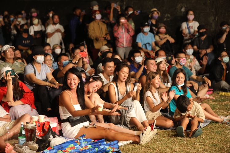 台下觀眾跟著一起手舞足蹈。羅琦文攝