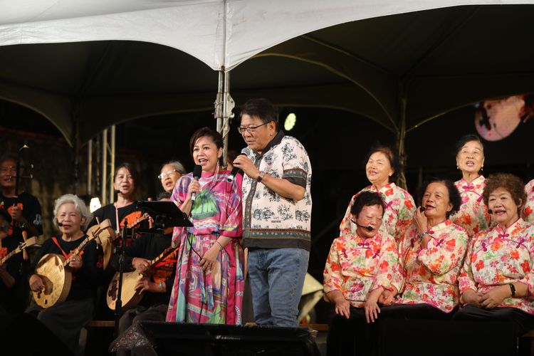 夏川里美與屏東縣長潘孟安、恆春民謠傳藝師合唱《雨夜花》。羅琦文攝