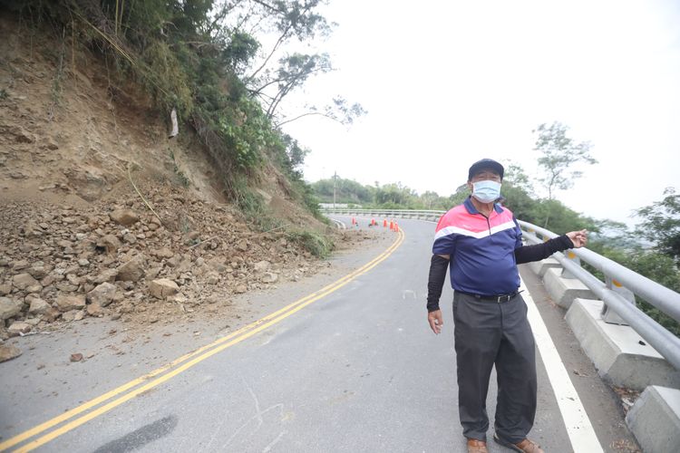 振興村長潘福來帶《壹蘋》記者勘查災損，197縣道還有坍方。羅琦文攝
