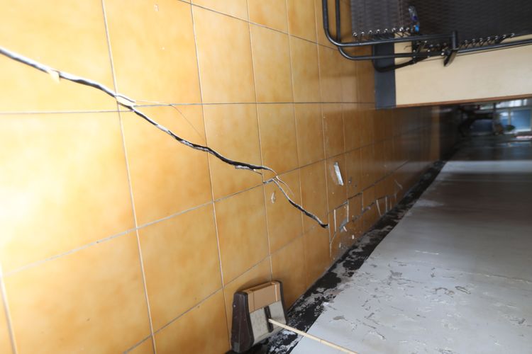 林明德家中裂開長長的縫。羅琦文攝