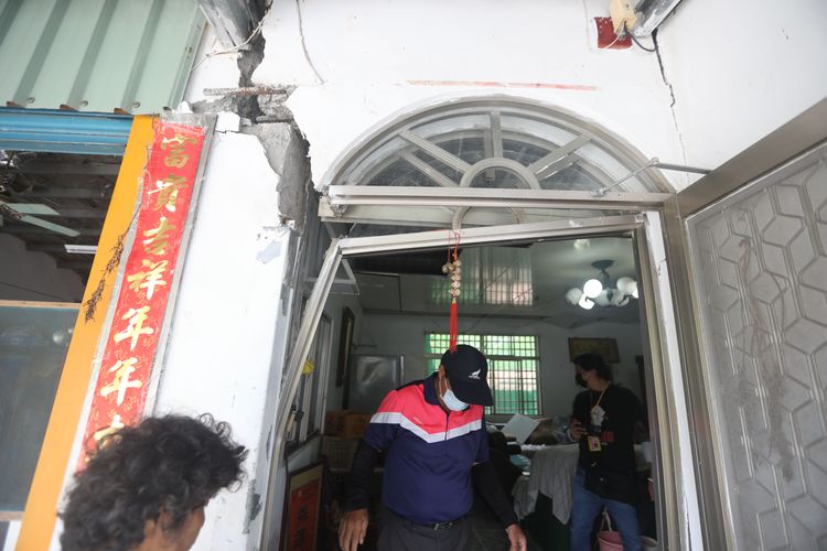 台東池上地區因為地震房屋龜裂。羅琦文攝