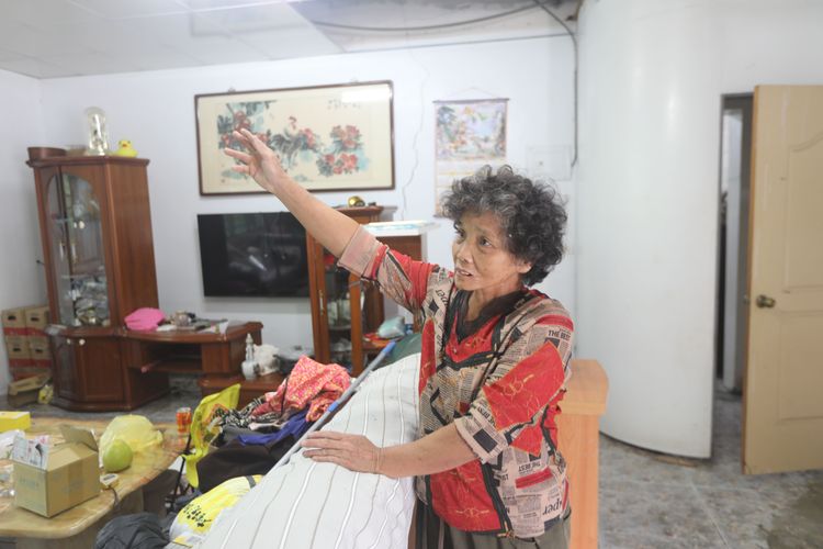 陳東花剛好有朋友來訪，才離開沙發沒多久，吊扇被就震得掉下來。羅琦文攝