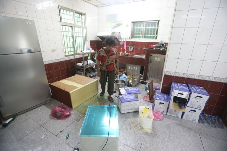 陳東花廚房震壞，3天沒有煮飯。羅琦文攝