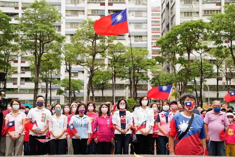 柯志恩今早到左營果貿社區參加升旗典禮，與議員參選人、社區住戶及支持者高唱國歌。柯辦提供