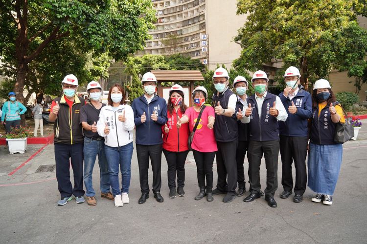 果惠里鄭夙雅(左6)感謝市長陳其邁幫忙眷村鋪路，結果省了幾百萬。圖為今年3月12日陳其邁視察眷村道路。市府提供