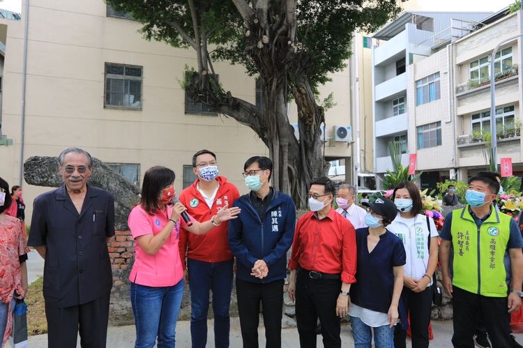 陳其邁高效率取得中油同意撥交土地給建華里長辦公處代管。 陳辦提供