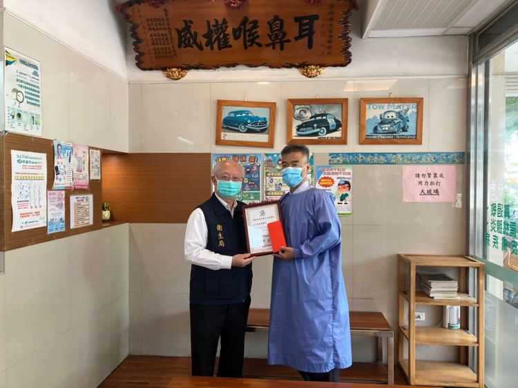 黃裕峰醫師主動通報，為今年首位主動通報登革熱確診醫師。市府提供