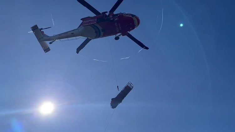 今早黑鷹直升機成功吊掛法官陳伯均遺體下山。讀者提供