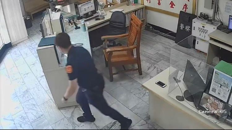 警員陳冠志值班時，正好看到吳姓女竊嫌迎面走來，當場追出。讀者提供