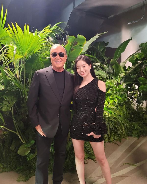 TWICE成員多賢日前赴紐約參加MICHAEL KORS 2023春夏大秀，更順勢讓品牌登上本季紐約時裝周社群流量王寶座。翻攝dahhyunnee IG