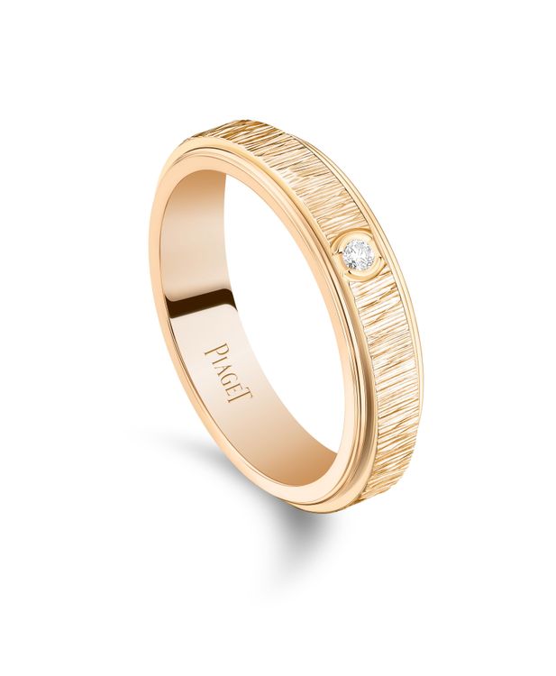 孔孝真佩戴的伯爵Possession玫瑰金宮廷式雕刻飾紋鑲鑽戒指，6萬9000元。品牌提供