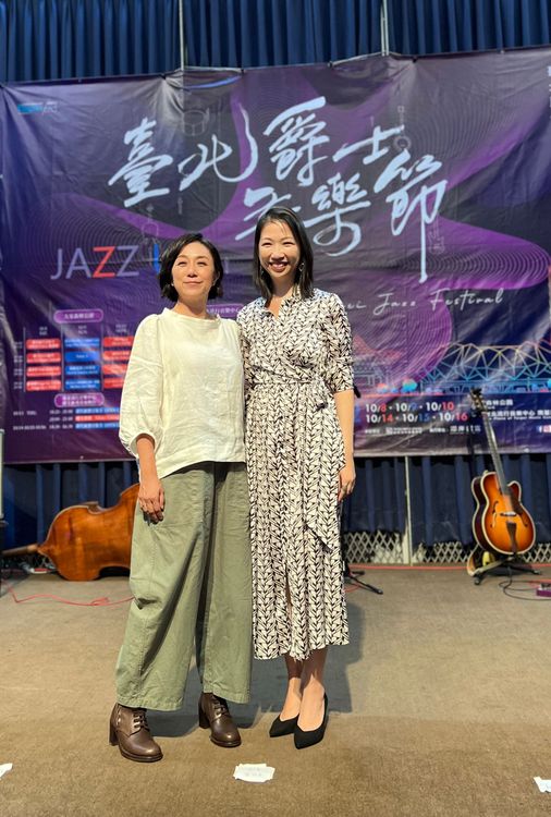 黃韻玲（左）與蘇珮卿分享音樂。台北爵士音樂節提供