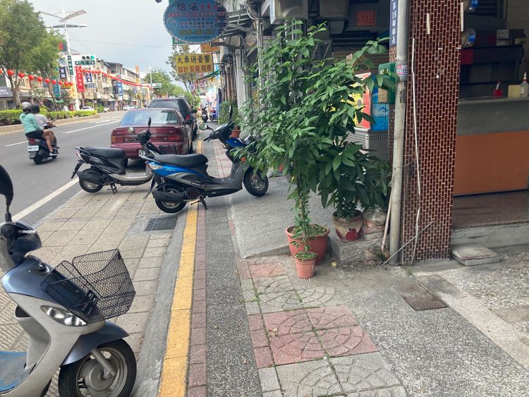 人行道行的空間阻礙多，挑戰大。陳宏銘攝