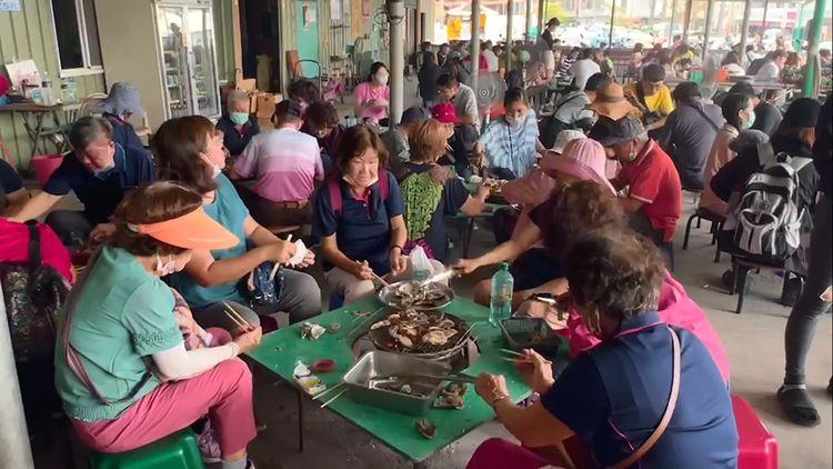 遊客烤蚵。民眾提供