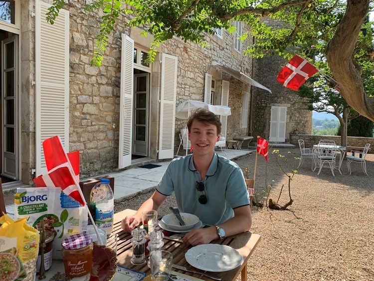 丹麥王子費利克斯透過其父阿基姆王子掌鏡的視角，揭露了他生活中平易近人的一面。翻攝detdanskekongehus IG