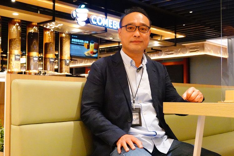 桃園市國際機場產業發產協會常務理事詹成吉，評估國門初期開放旅客量帶來效益不如預期。施昂強攝