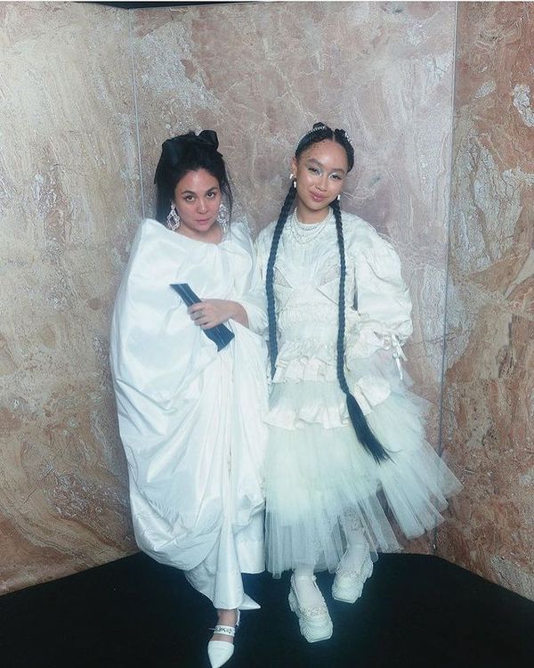 有著亞洲血統的愛爾蘭設計師Simone Rocha（左），以其充滿少女情懷的浪漫設計著稱。翻攝simonerocha_ IG