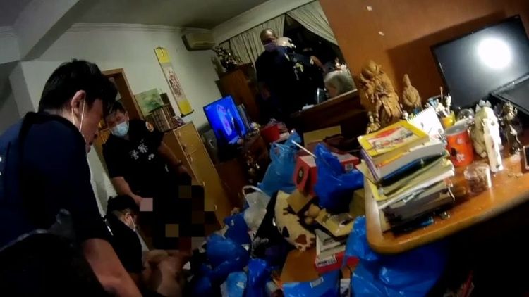 警方以辣椒水等物壓制羅男。警方提供