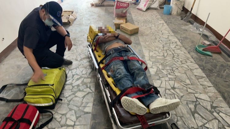 工人因血糖過低意識模糊，救護人員緊急將其送醫。屏東縣消防局提供