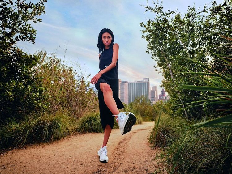 鄭浩妍在adidas於6月釋出的New Capsule運動休閒服飾系列形象照中大秀長腿，背景與新釋出的形象照卻有幾分相似感。品牌提供