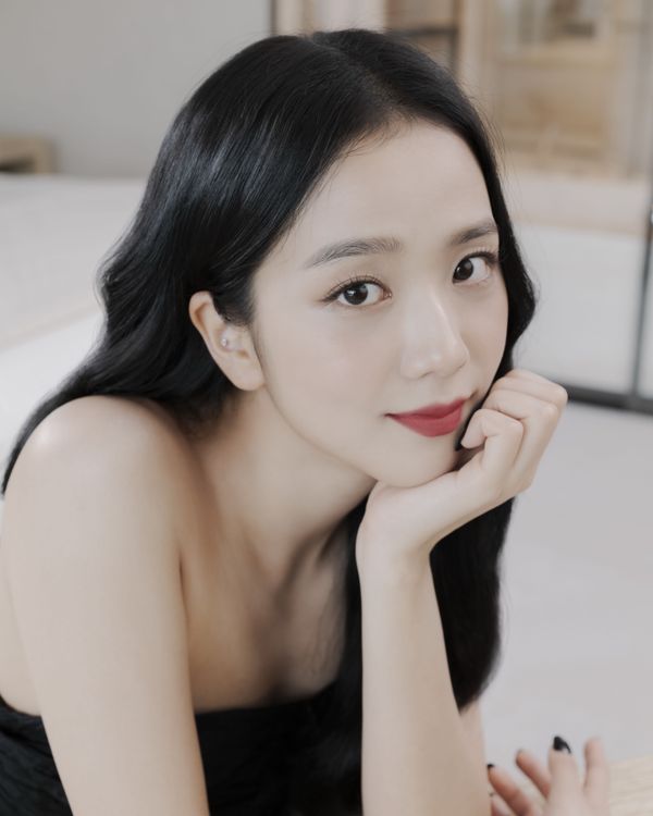 Jisoo的清麗妝容靠DIOR眼影、粉底與唇膏打造，是助攻她美顏更上層樓的利器。品牌提供