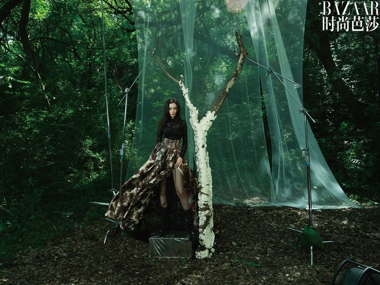 Angelababy為拍攝雜誌大片穿上這套DIOR裙裝，散發若隱若現的性感韻味。翻攝楊穎工作室微博