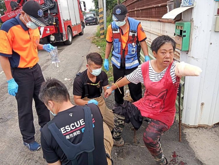 她強忍疼痛，擔憂未來要怎麼賺錢。讀者提供