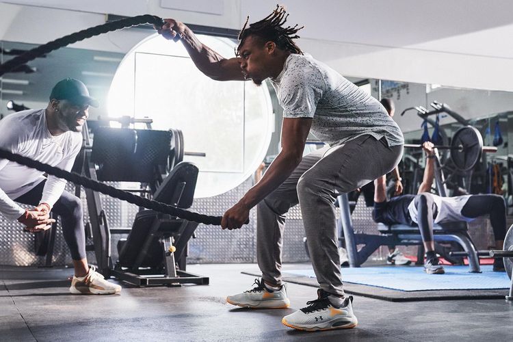 UA Meridian男裝系列具彈性、吸溼、快乾等面料特色。品牌提供