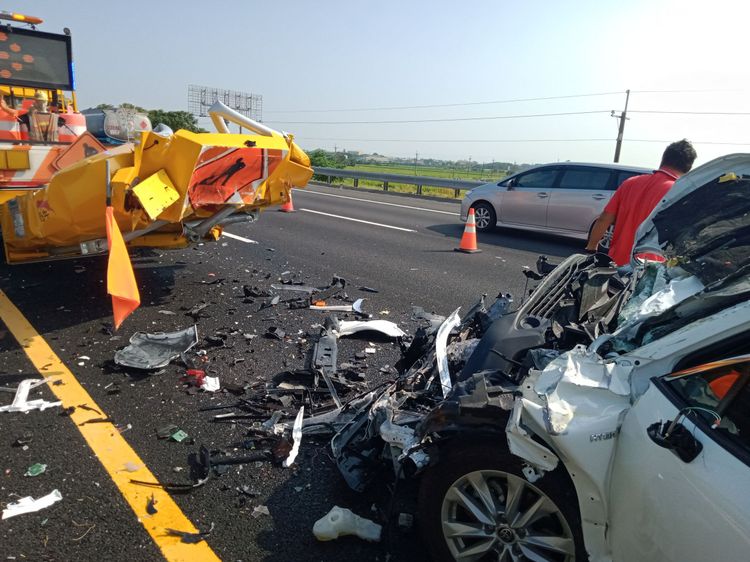 白色豐田休旅車車頭毀，所幸胡姓男駕駛並未受傷。照片取自記者爆料網