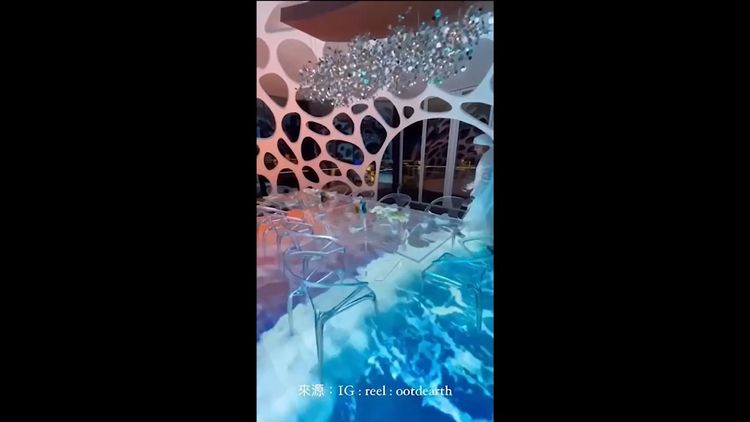 在餐廳內竟然也能享受到海浪在腳下襲來的快感。