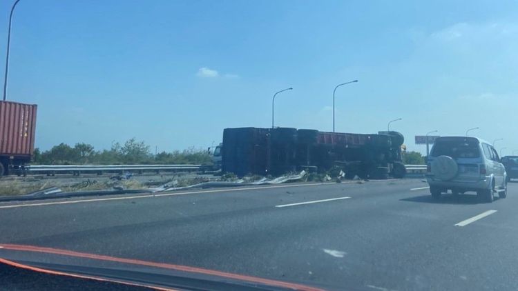 國道三隊員警趕抵現場交管，貨櫃車駕駛受輕傷但意識清楚無生命危險。攝自記者爆料網