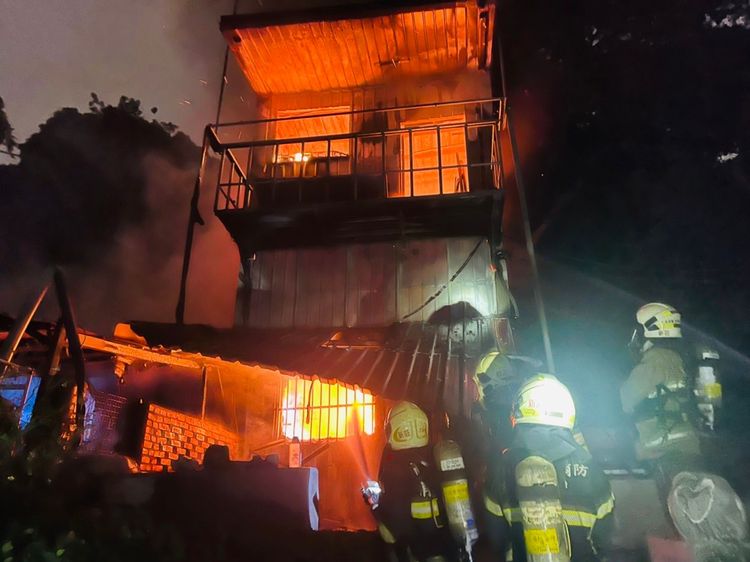 現場火勢猛烈。讀者提供