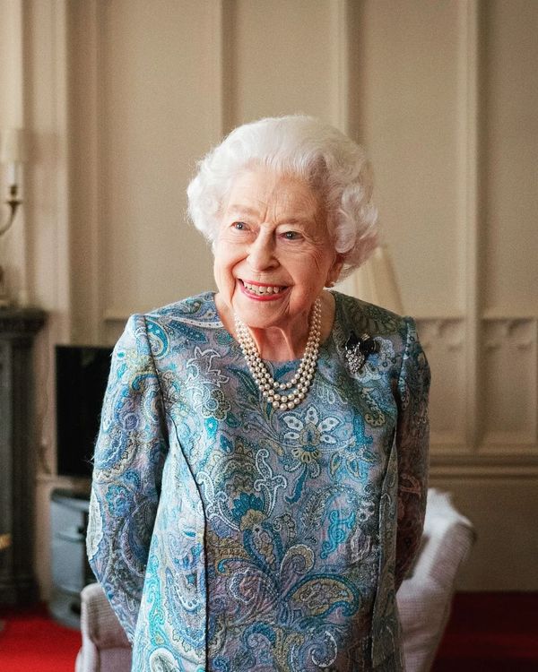 3股珍珠項鍊是英女王伊麗莎白二世極為珍視的珠寶之一，蘊含了其對父親喬治六世的思念。翻攝theroyalfamily IG