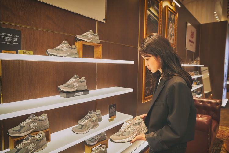 IU對於New Balance美國製990系列鞋款的職人精神很有感。品牌提供