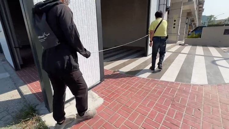 彰化市公所查報人員現場丈量違建尺寸。民眾提供