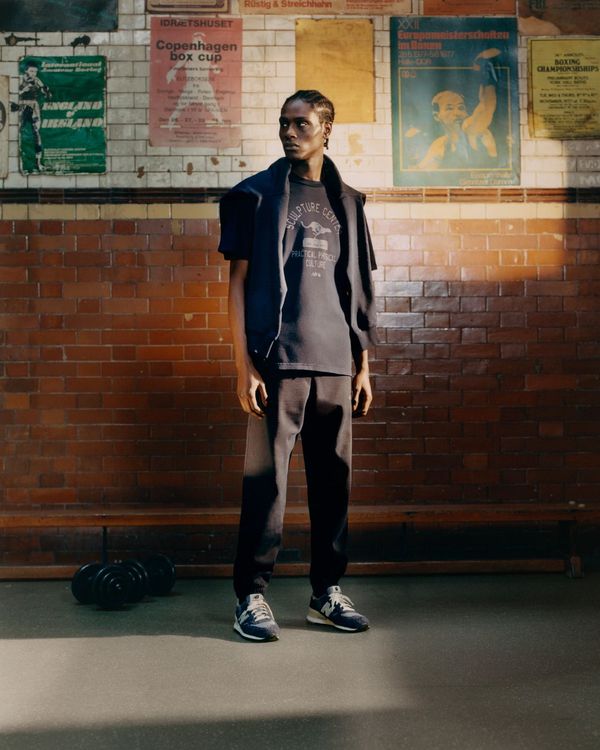 New Balance x Carhartt WIP聯名膠囊系列以綜合運動中心為靈感發想，因此形象照亦取室、內外運動場為背景。品牌提供