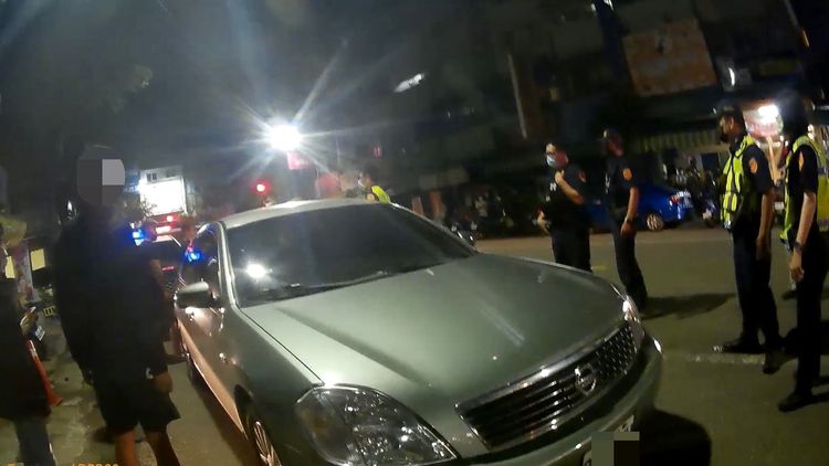 警方快打部隊趕到將現場聚集雙方10人全帶回。讀者提供