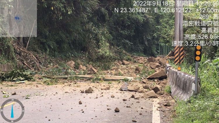 大量土石、樹木盤據路面。嘉縣府提供