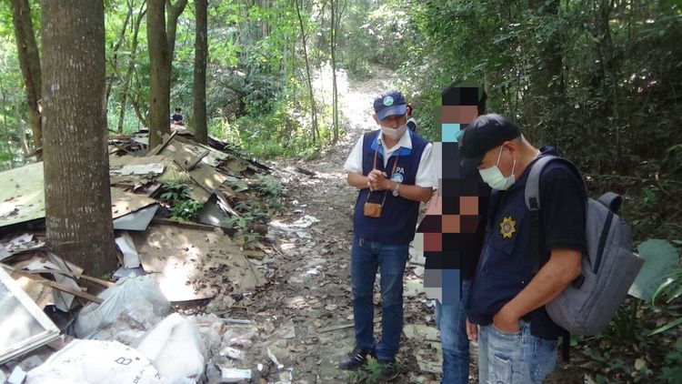 緊鄰曾文水庫集水區的國有林班地遭傾倒建築廢棄物。保七第八大隊提供