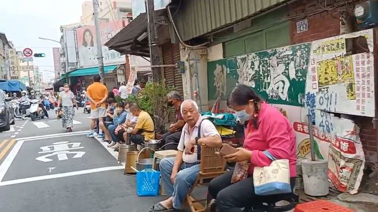 排隊民眾攜帶各式椅子依序等候，全都有備而來。民眾提供