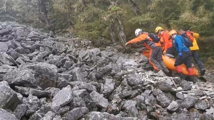 搜救人員搬運陳伯均遺體。民眾提供